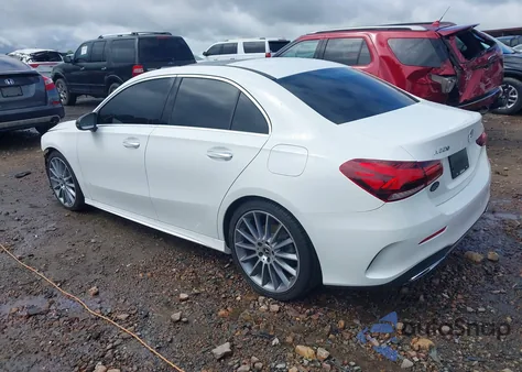 2019 Mercedes-Benz A 220 z USA, uszkodzony, nr VIN WDD3G4EB4KW013284